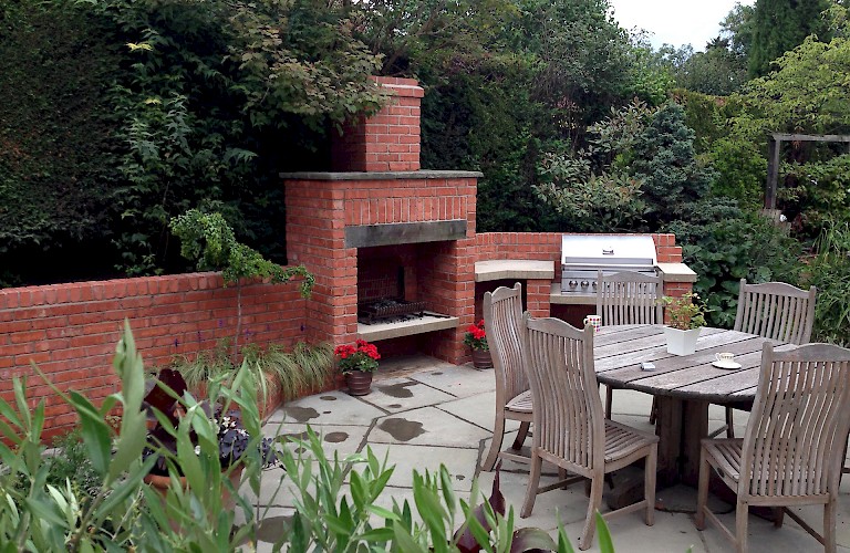 Outdoor Kitchen & Fireplace